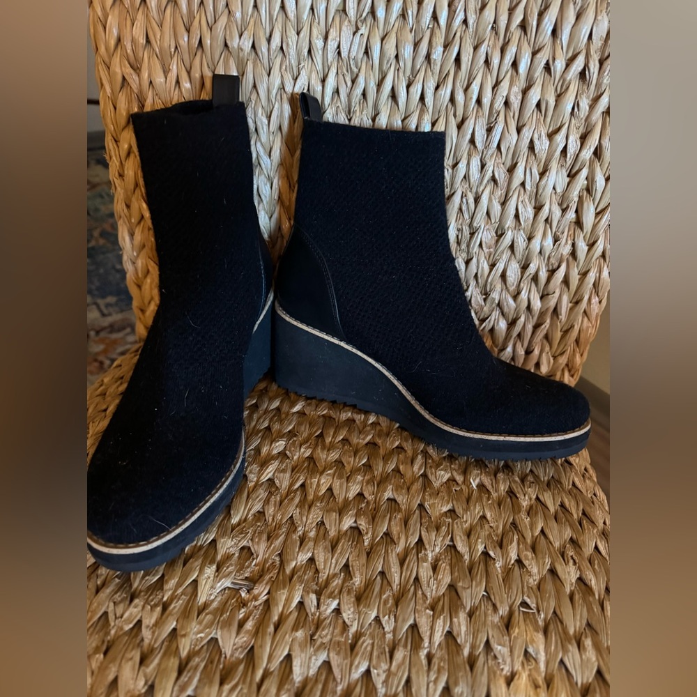SOFFT Elegant Black Wedge Ankle Boots stretch Pull On 7.5